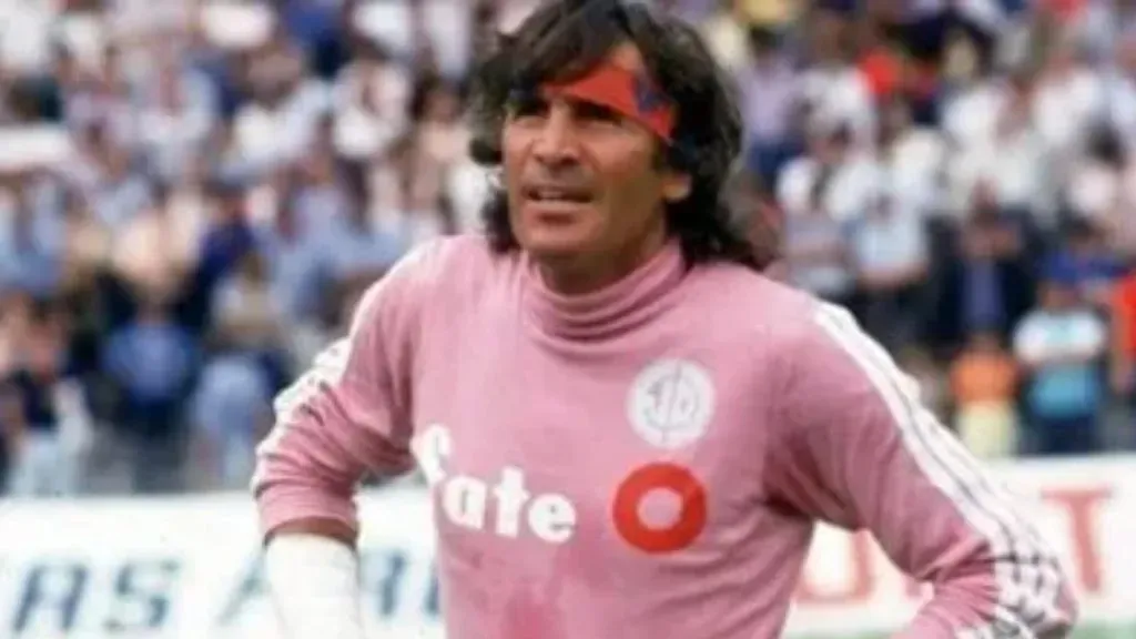 El icónico look de Gatti que impuso una moda en los arquerios. (Archivo)