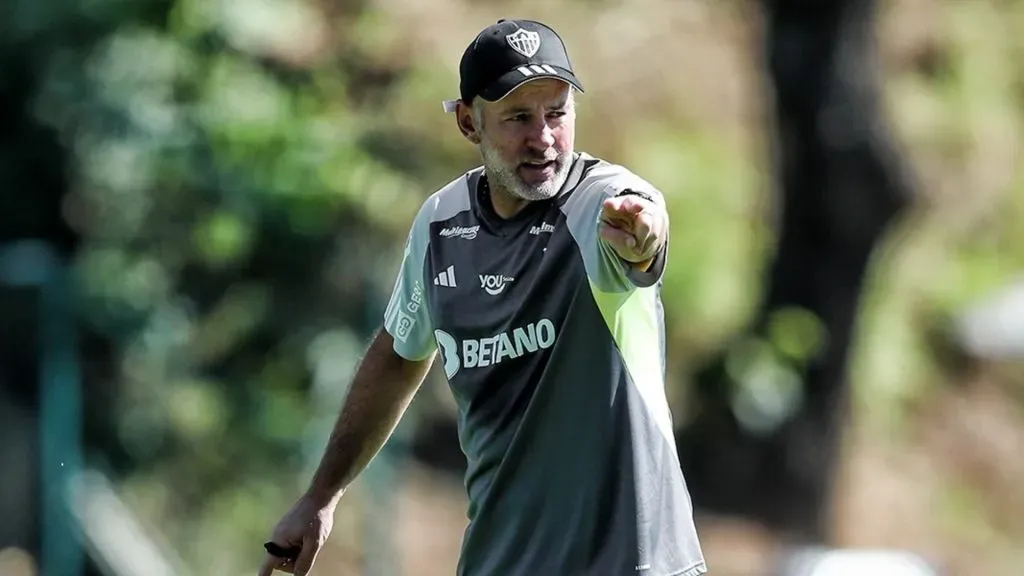 Boca ya habría sondeado a Gabriel Milito para conocer su situación. (@Atletico)