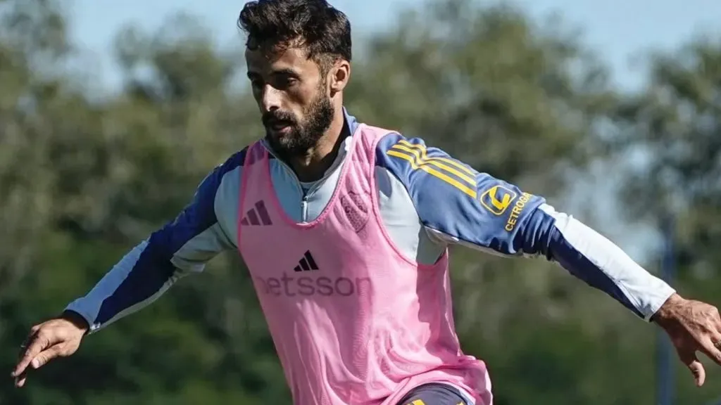 Saracchi se presentó en Ezeiza este lunes. (@javierphotogamma)