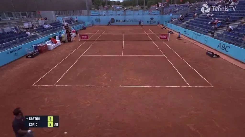 Hugo Gaston (abajo), tirando la pelota a propósito mientras Coric (al fondo) se disponía a smashear.