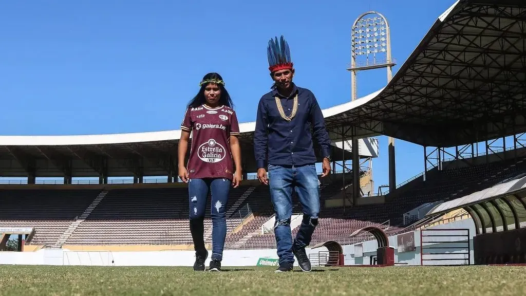 Xerente y su papá en el Estadio Fuente Luminosa para su presentación | Foto: Ferroviária