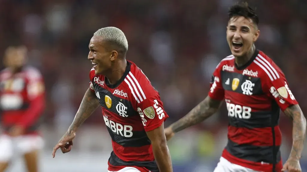 Erick Pulgar fue la gran figura del Flamengo en el triunfo ante Racing, ganándose las flores de la prensa brasileña. Foto: Getty Images