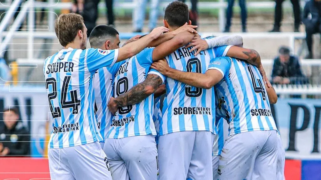 Joaquín Larrivey brilló y lideró el triunfo de Magallanes en Copa Chile.