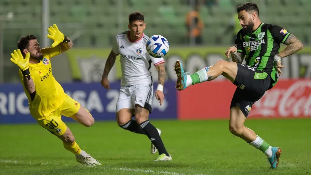 América MG le pega duro a Colo Colo en Brasil y eleva a De Paul como figura. Foto: Photosport.