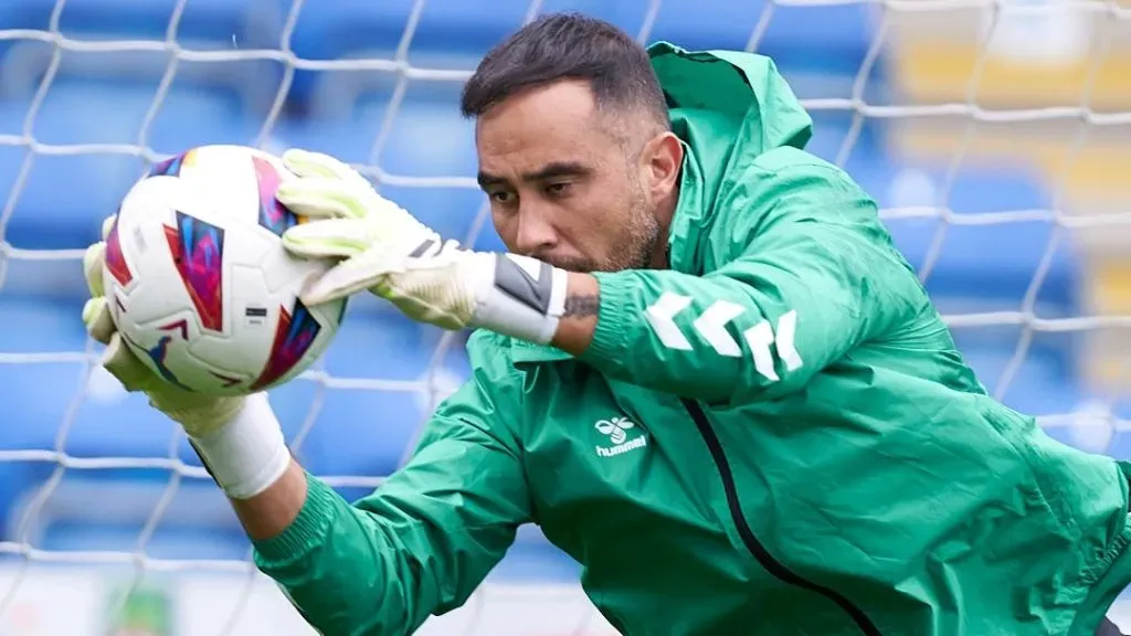 Claudio Bravo jugará por esta temporada en el Real Betis.