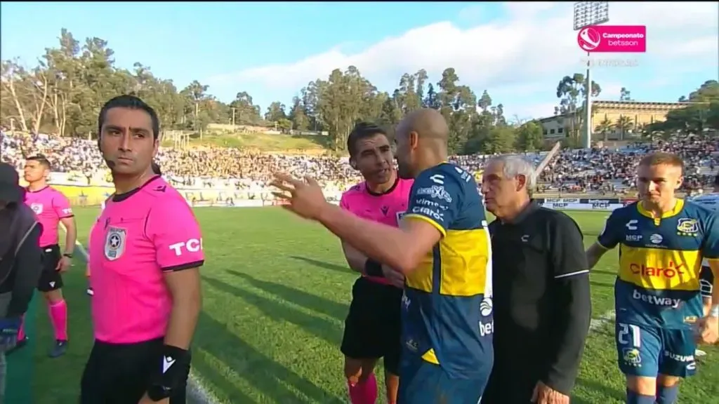 Sebastián Sáez le contó al árbitro José Cabero el motivo de su enojo con Jordhy Thompson. (Captura TNT Sports).