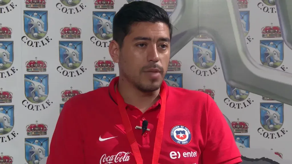 Nicolás Córdova se pone el buzo de la selección chilena en las inferiores. Foto: Archivo.