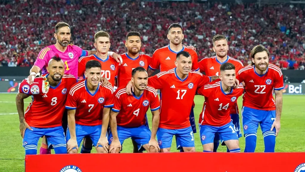 Chile inicia su camino en las eliminatorias y estos son los números de los elegidos. Otros como Claudio Bravo y Paulo Díaz no estarán presentes. Foto: Photosport.