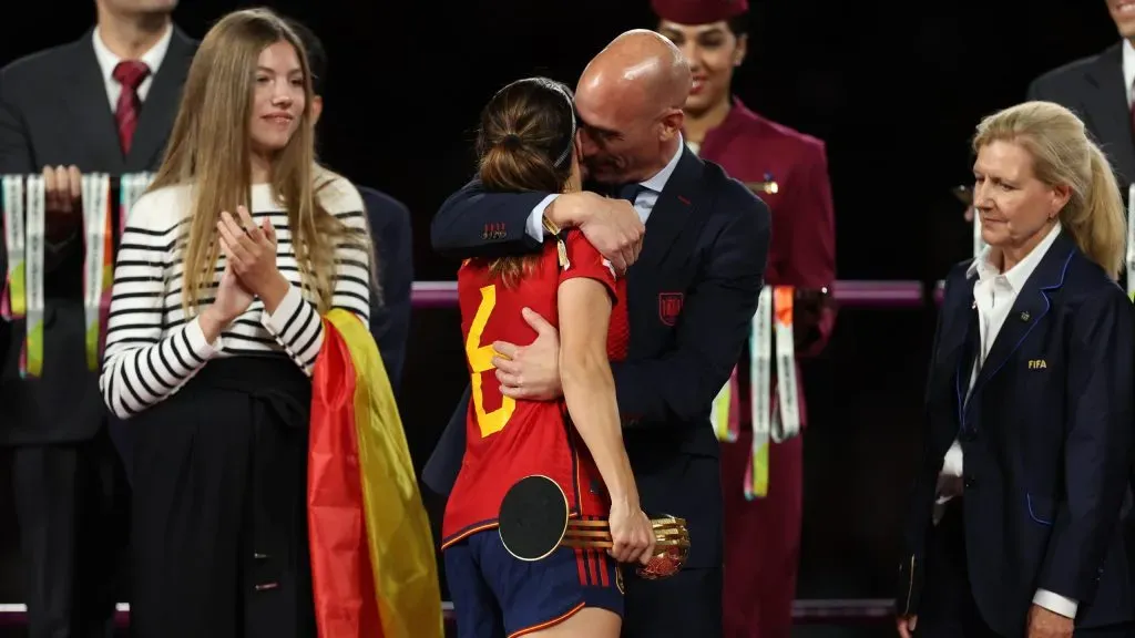 Luis Rubiales fue sancionado por la FIFA y se llevó hasta dardos de Manuel Pellegrini por lo ocurrido con Jenni Hermoso. Foto: Getty Images.