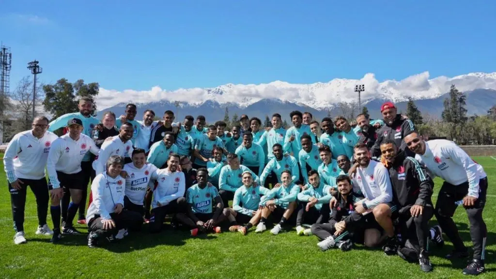 El plantel de Colombia tras última práctica previa a jugar con Chile (@FCFSeleccionCol)