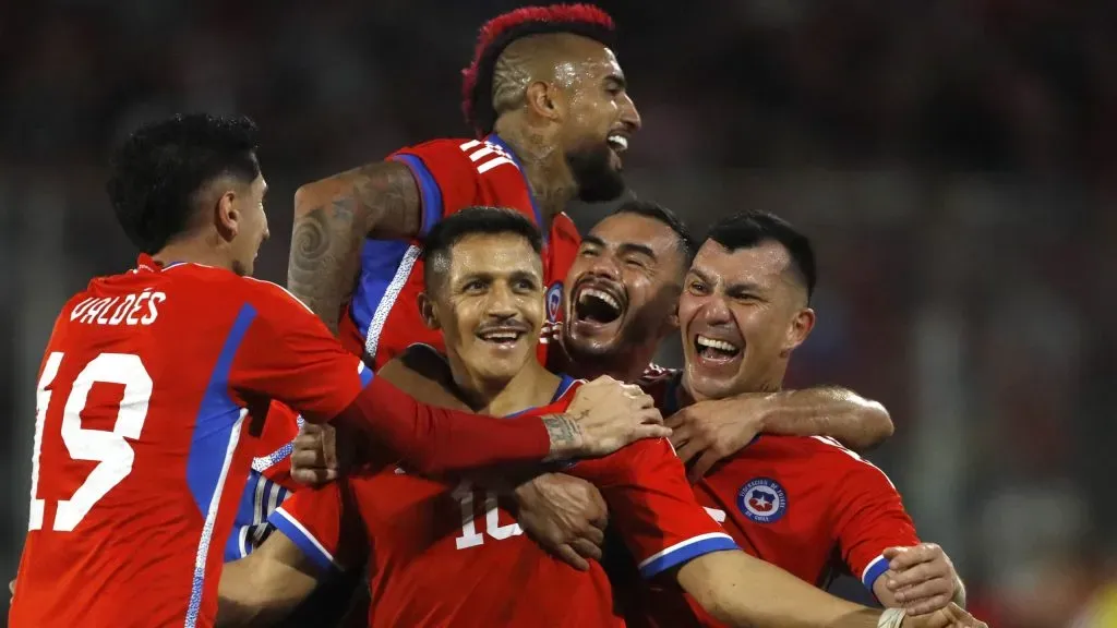 Valdés, Vidal, Sánchez, Suazo y Medel serán titulares en la selección chilena ante Colombia. | Foto: Photosport