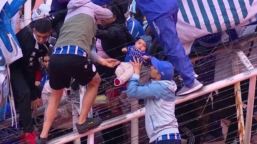 La forma en que sacan al menor de edad hinchas de Godoy Cruz es conmovedora (Captura)