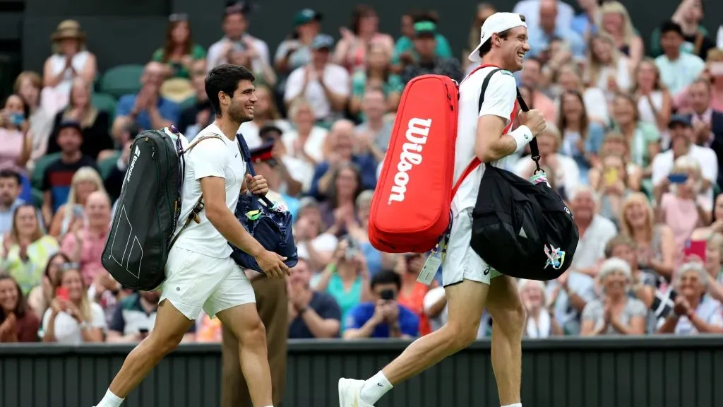 Carlos Alcaraz enfrentó a Nicolás Jarry en Wimbledon este 2023. | Foto: Getty