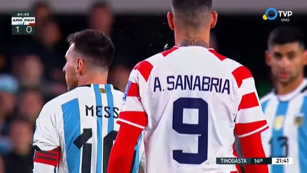 El claro escupitajo de Sanabria a Messi