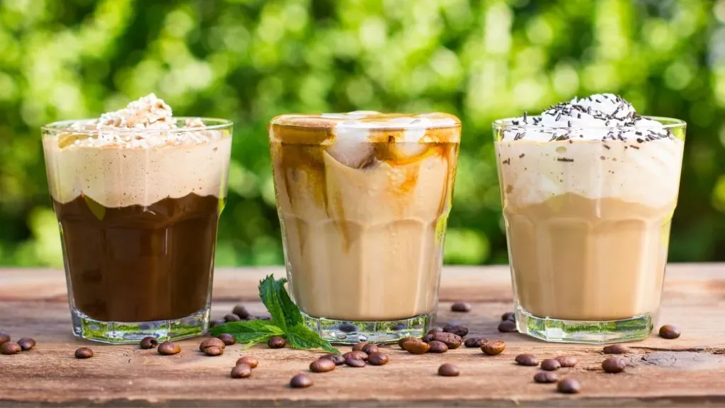 Distintas presentaciones de café helado, con crema, salsa de chocolate y más.