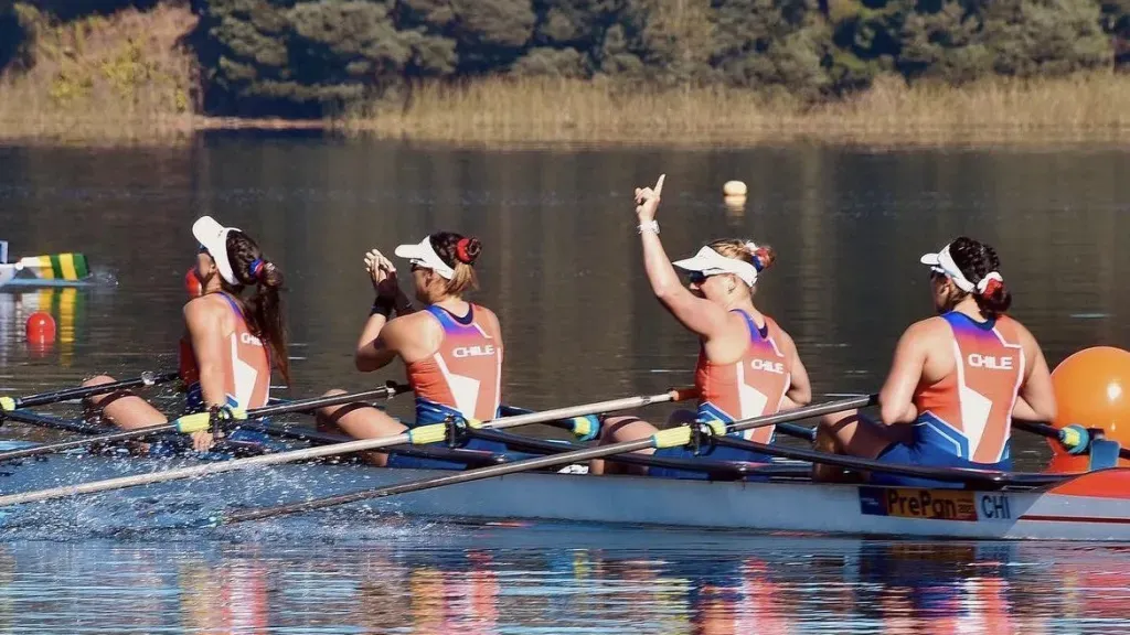 Las cuatro medallistas de plata del Team Chile en remo este lunes. | Foto: COCH