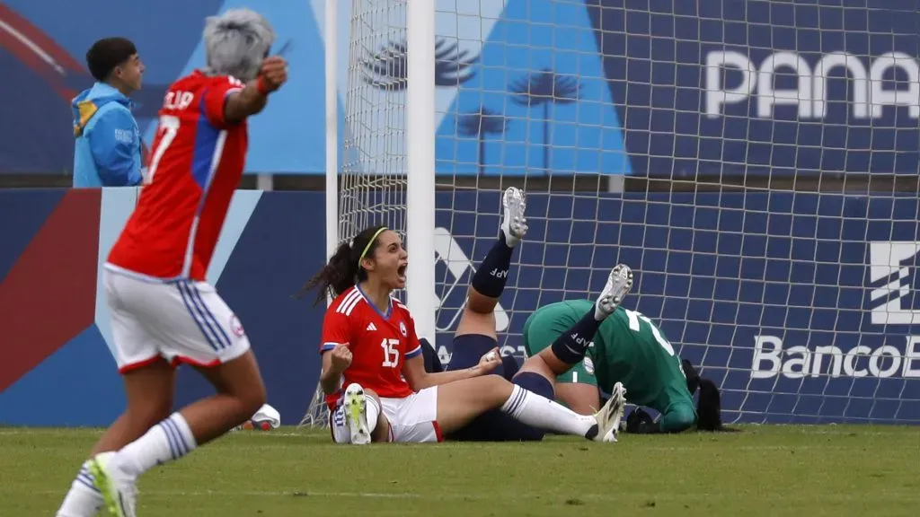 La Roja le ganó a Paraguay con un golazo de cabeza de Daniela Zamora. | Foto: Photosport