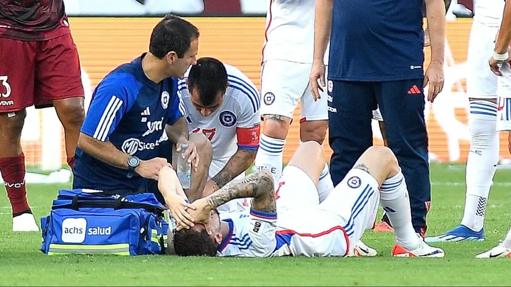 Diego Valdés se lesionó y Chile debió hacer un cambio antes de la media hora de partido. | Foto: Photosport