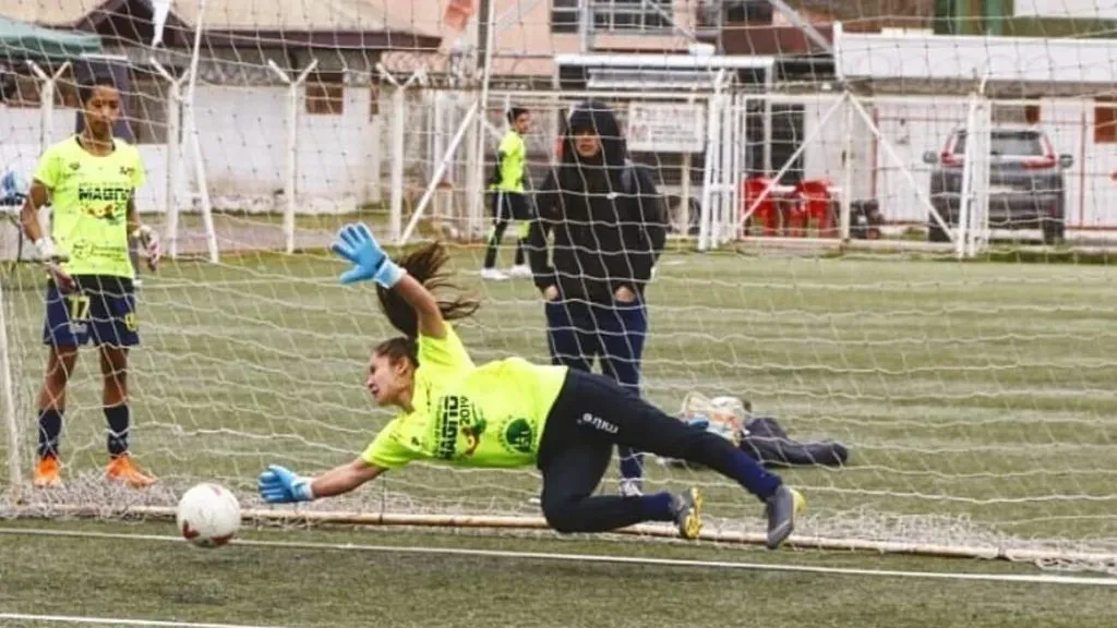 Franchesca Caniguán compite en una batalla de arqueros en Hualpén.