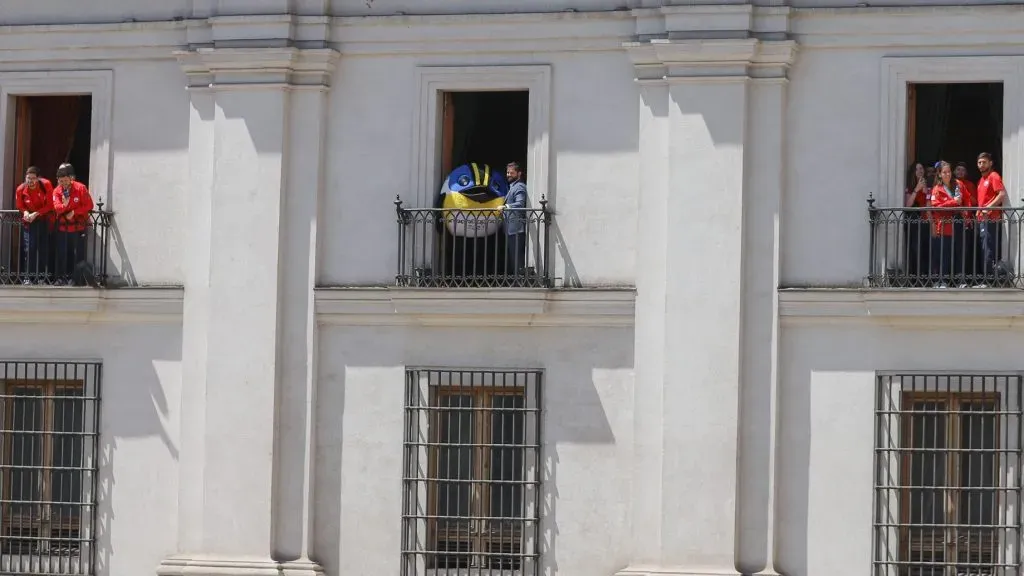 Los deportistas y Fiu se asomaron por los balcones de La Moneda con el Presidente Boric.