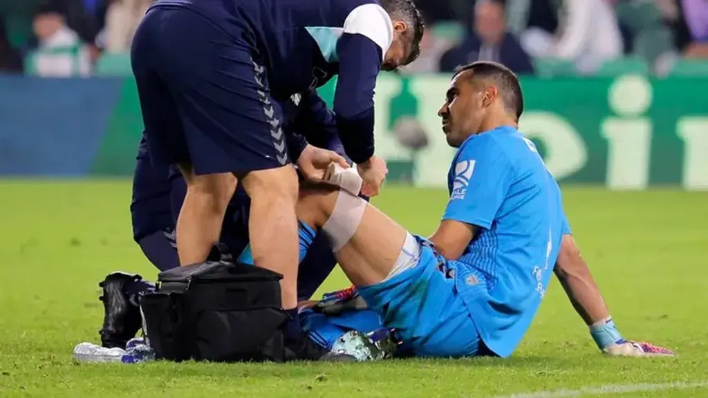 Claudio Bravo se lesionó en la UEFA Europa League y en el Betis se encendió la alarma. Foto: IMAGO.