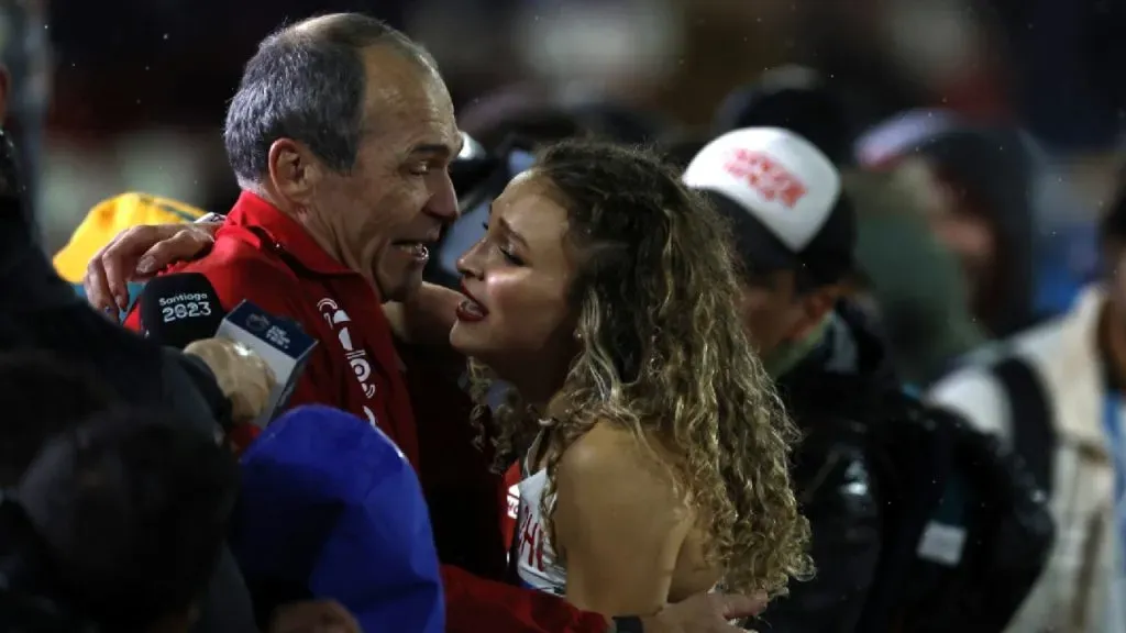 Gert Weil al saludar a Martina Weil tras ganar oro en Santiago 2023 (Photosport)