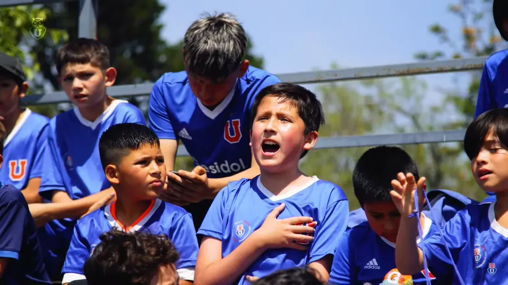 Juanpy cantó el himno de la U literalmente con el corazón.