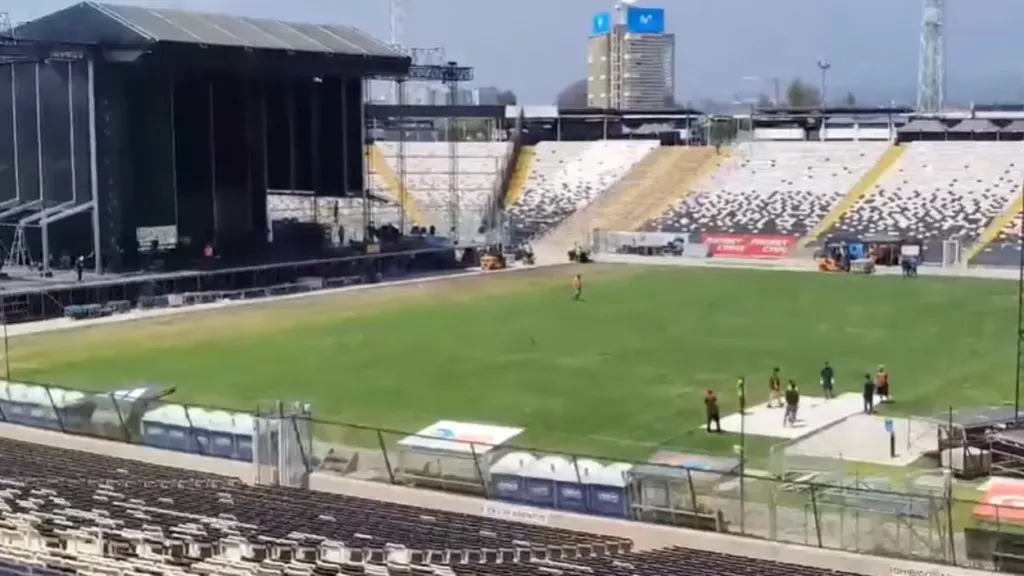 La cancha del estadio Monumental quedó en pésimas condiciones tras los conciertos de Roger Waters. Aún falta el de The Cure. Foto: Radio ADN.