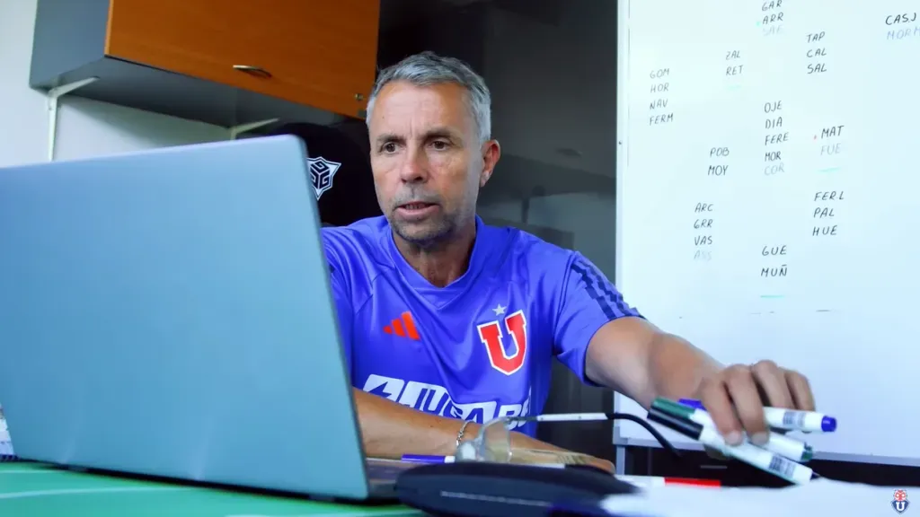Gustavo Álvarez llegó a la banca de la U y movió el mercado de inmediato para llegar bien a la temporada 2024. Foto: Comunicaciones U. de Chile.
