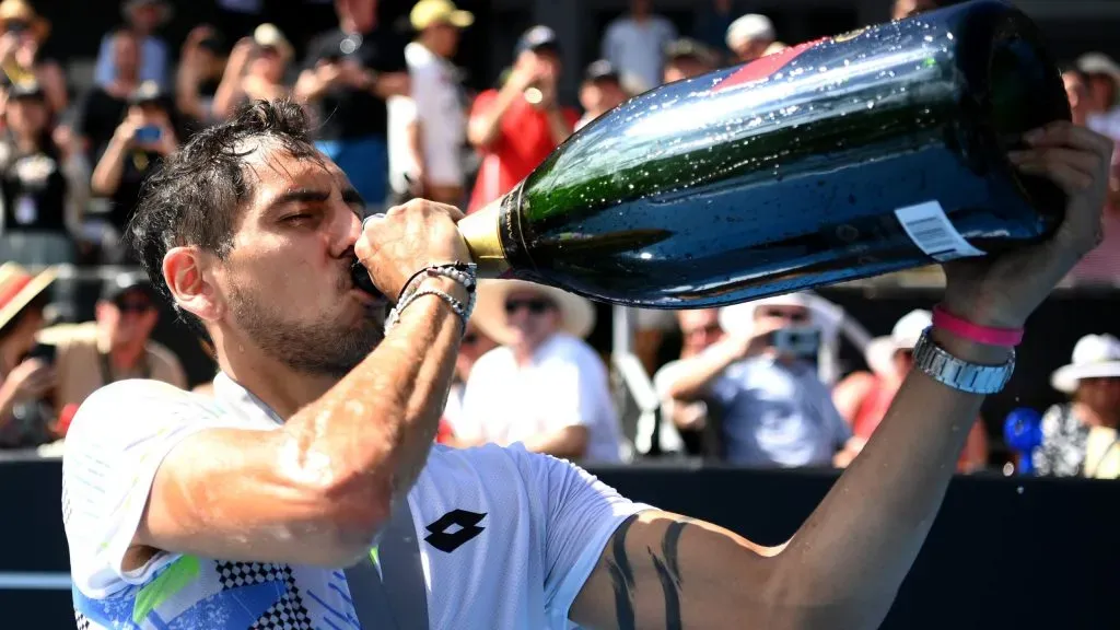 Alejandro Tabilo celebró con todo tras coronarse campeón del ATP de Auckland. | Foto: Getty