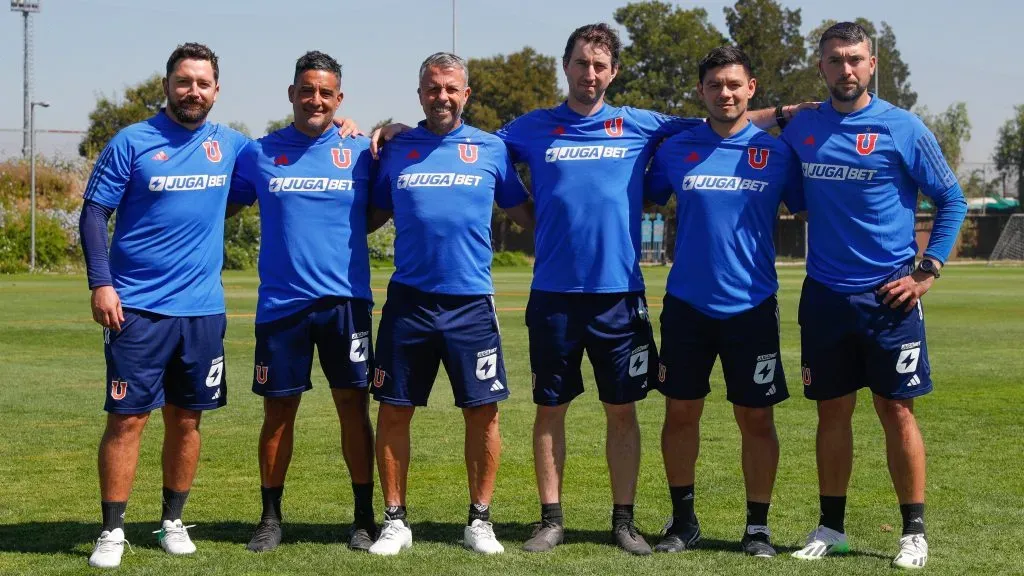 Gustavo Álvarez y su cuerpo técnico en la U.