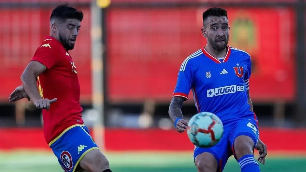 Matías Zaldivia fue capitán ante la ausencia en el primer tiempo de Marcelo Díaz.