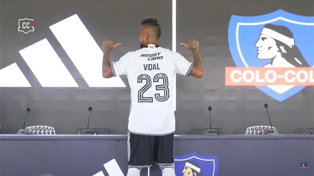 Arturo Vidal presentó la nueva camiseta de Colo Colo.