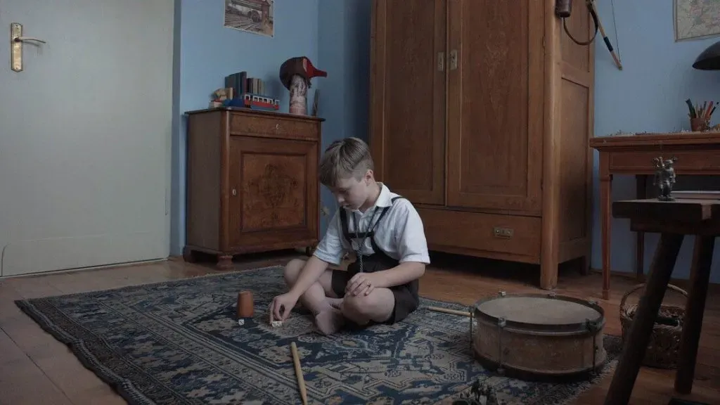 La naturalidad en medio de un ambiente cruel, nada acorde a la “ingenuidad” que tienen los niños de la casa.