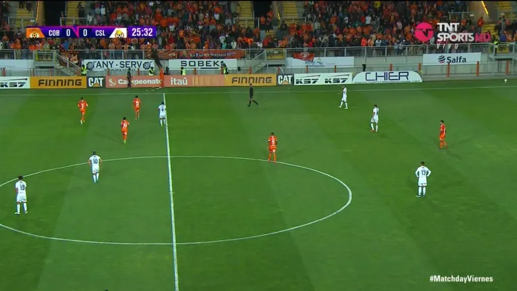 Hasta un hincha de Cobreloa bajó a la cancha para atender al camarógrafo (Captura)