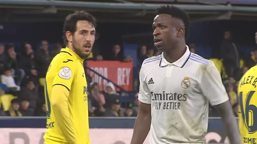 Dani Parejo jugando por Villarreal contra Vinicius Jr. del Real Madrid