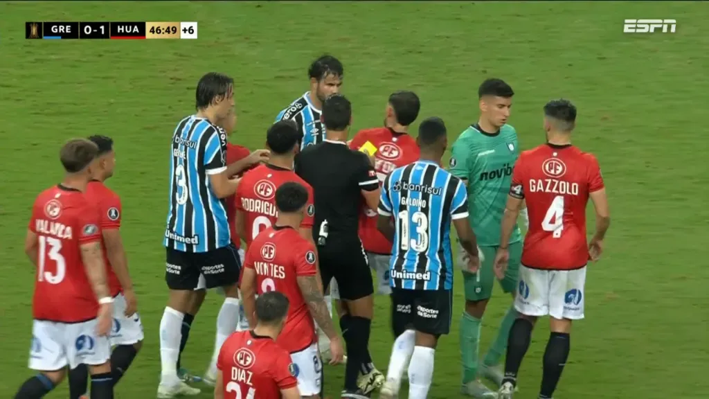 Jugadores de Gremio y Huachipato separando a ambos (Captura)