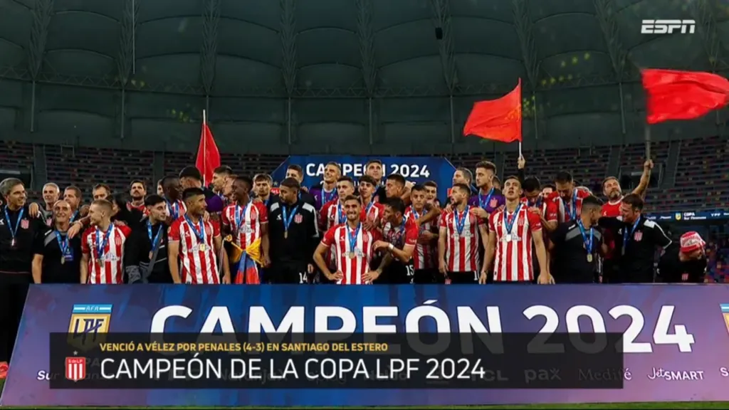 Javier Altamirano junto a sus compañeros de Estudiantes campeón (Captura)