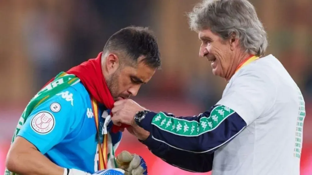 Claudio Bravo no piensa en sumarse al cuerpo técnico de Manuel Pellegrini a pesar del deseo del DT. Foto: Getty Images.