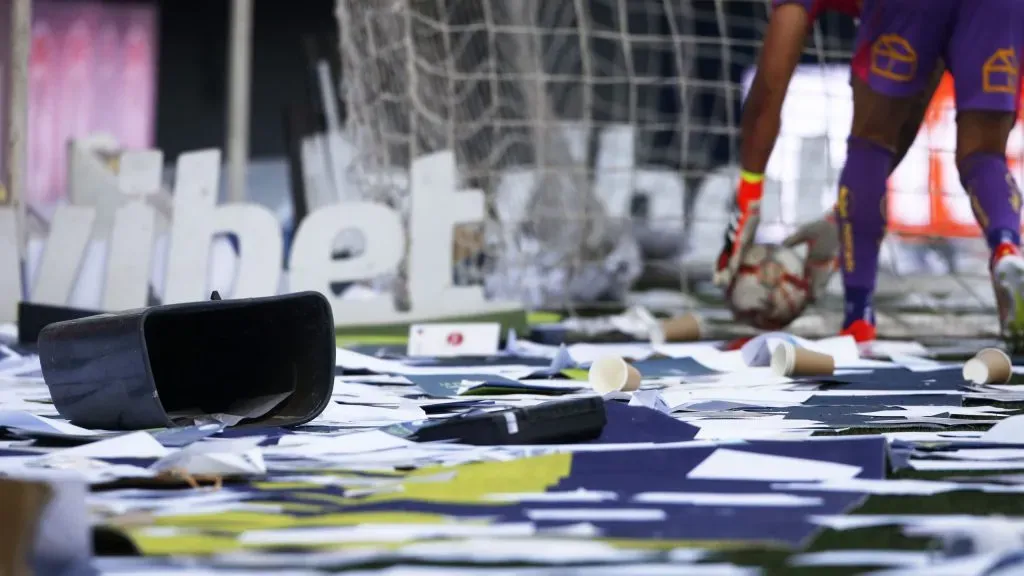 Hinchas de Colo Colo lanzaron documentos de la Municipalidad de La Florida a la cancha