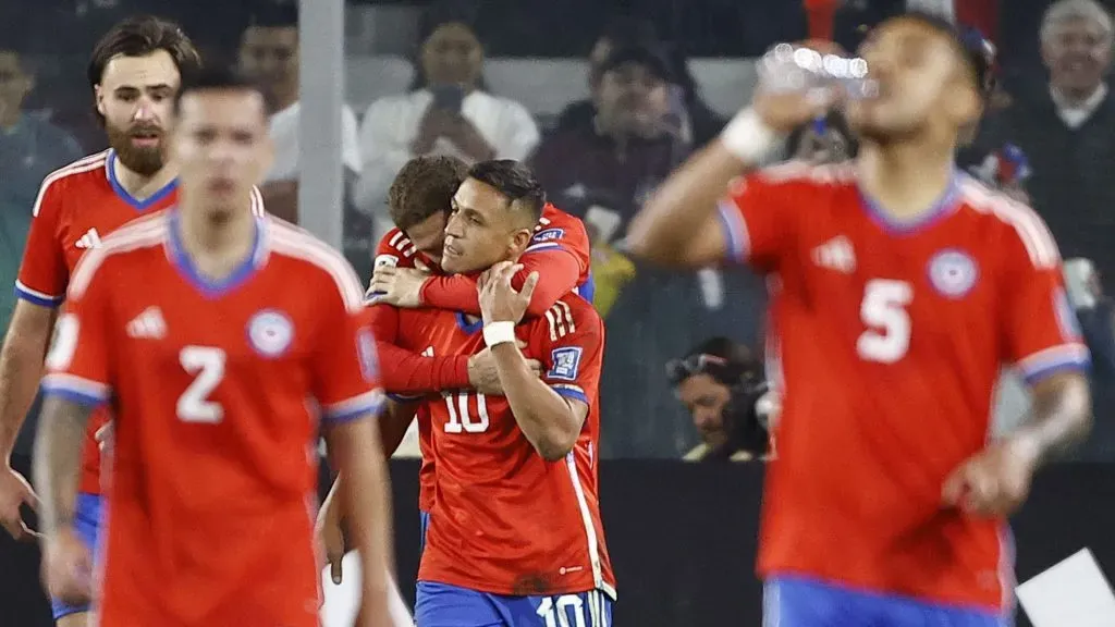 Alexis Sánchez y Diego Valdés cambian el puesto del 10 en la formación de Chile ante Paraguay. Foto: Photosport.