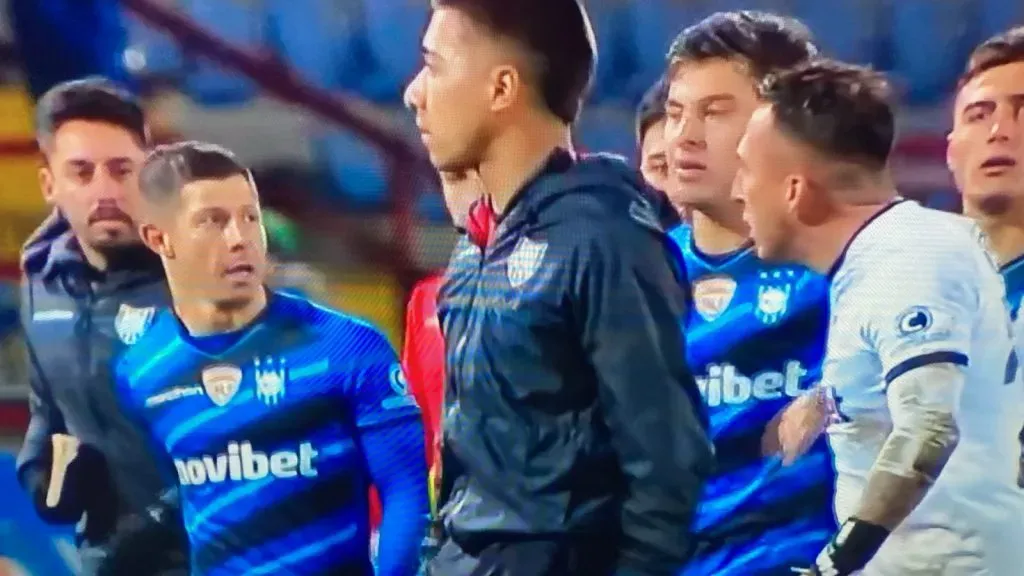 Fabián Cerda y el tenso momento con Cris Martínez. (Captura TNT Sports).