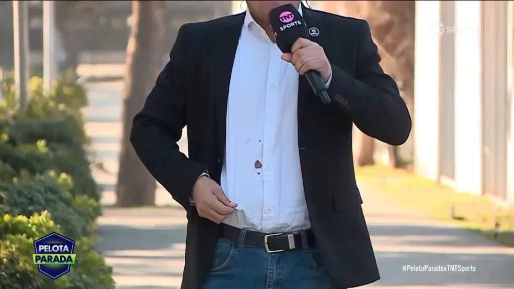 El momento en que Marcelo Díaz muestra la caca de paloma que cayó en su camisa (Captura)