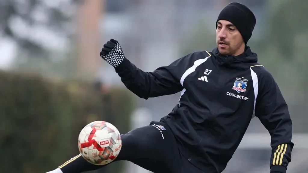 Javier Correa podría sumar sus primeros minutos en el Cacique este sábado ante Universidad de Chile. | Foto: Colo Colo.