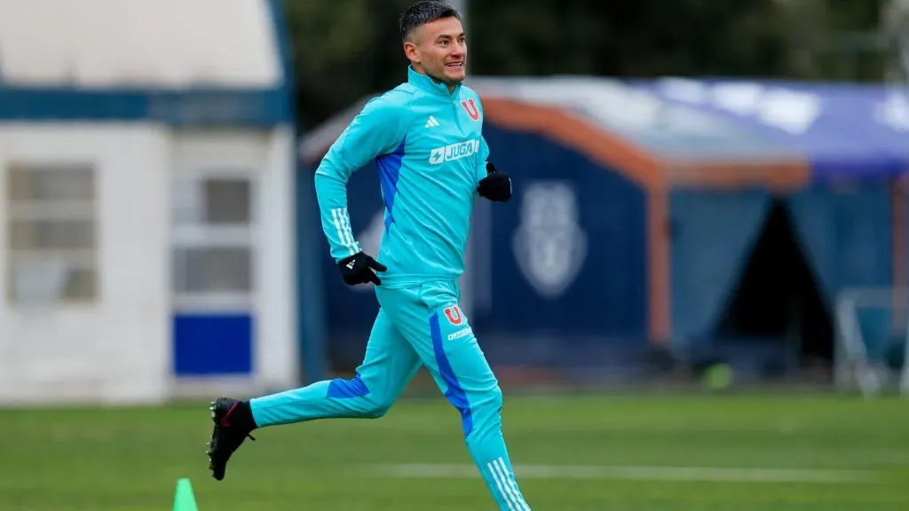 Charles Aránguiz toma resguardos junto a la U, pero Johnny Herrera lo ve en condiciones de jugar ante Colo Colo. Foto: Comunicaciones U. de Chile.