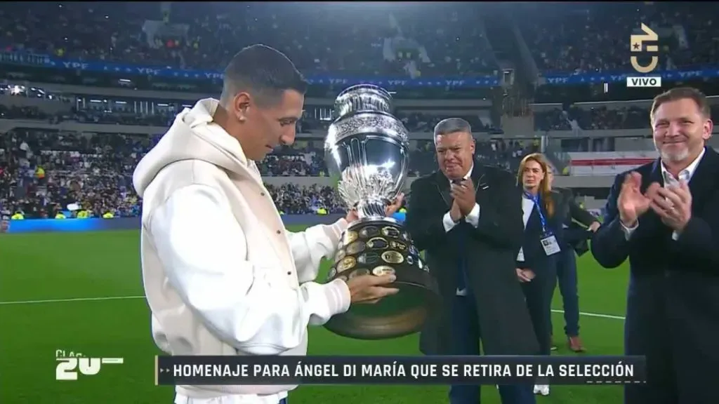 Di María recibió la Copa América de parte de la Conmebol. La misma será entregada a Luis Suárez y Claudio Bravo. Foto: Chilevisión