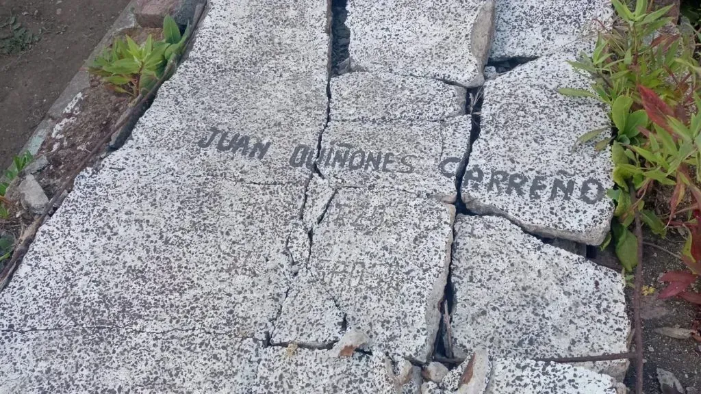 Así estaba la tumba de Juan Quiñónes, fundador de Colo Colo, en Constitución (Felipe Bianchi)