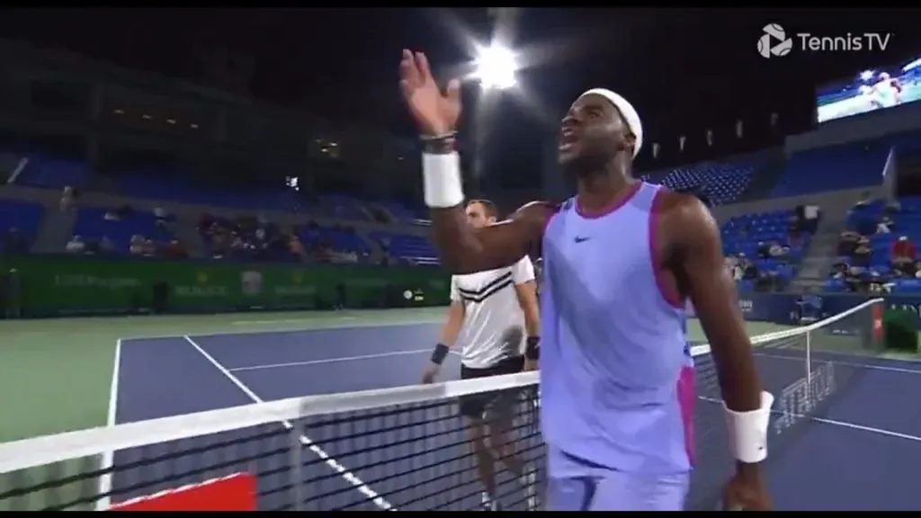 Tiafoe terminó muy molesto el partido y su reacción dio la vuelta al mundo