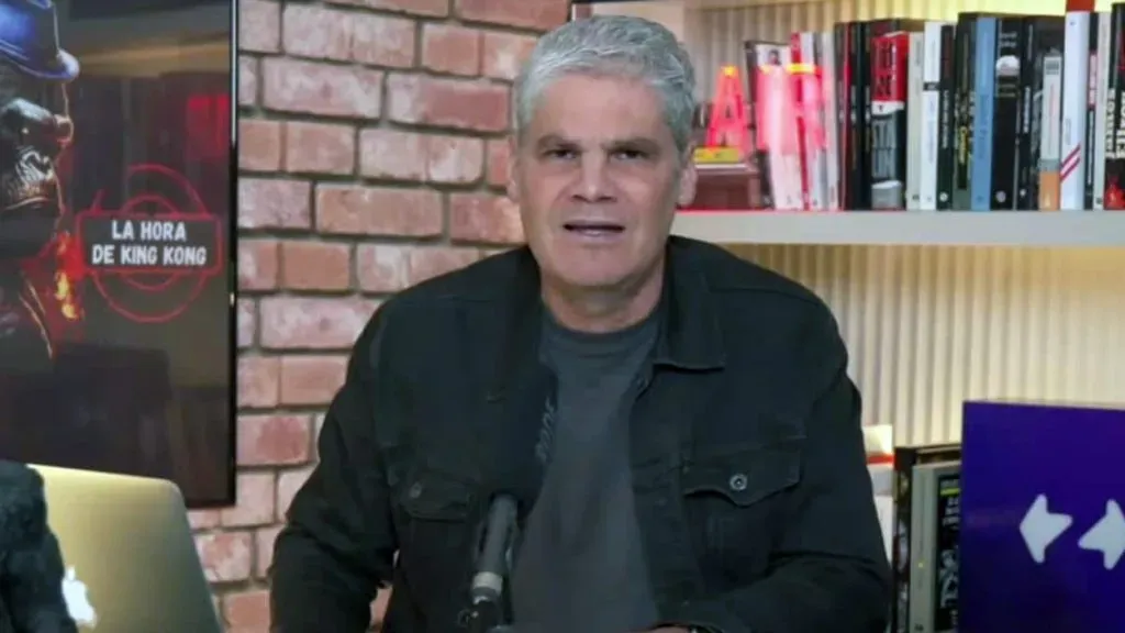 Juan Cristóbal Guarello debió disculparse con el camarógrafo al que acusó de grabar a Jorge Almirón. Foto: YouTube.