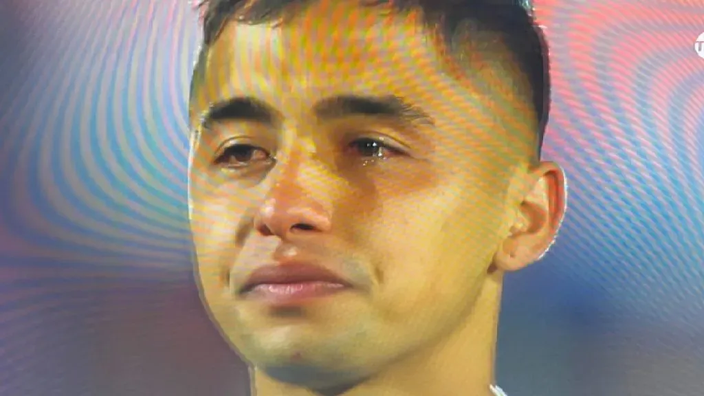 Nicolás Guerra no pudo contener las lágrimas tras ser campeón con la U después de casi salir a mitad de año. Foto: TNT Sports.
